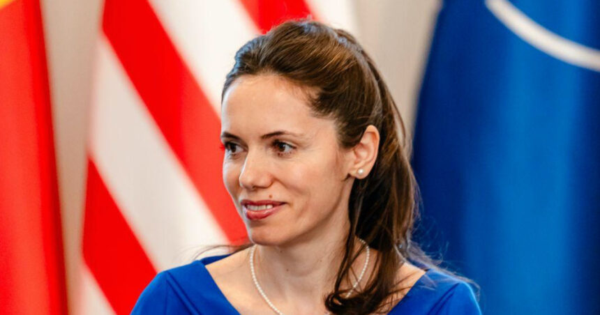 foto cu cine s a intalnit mirabela gradinaru in sua partenera lui nicusor dan s a fotografiat alaturi de primele doamne din mai multe tari 69c4bdd4531d4