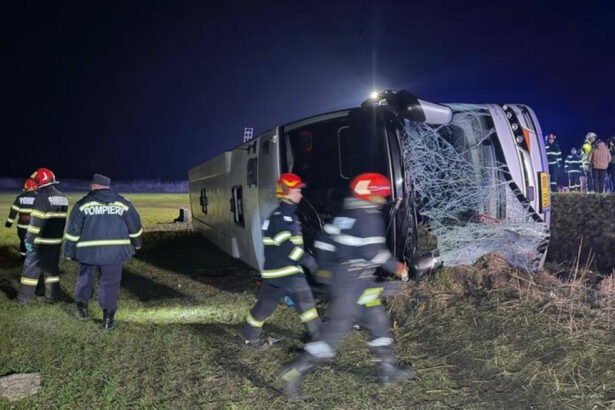 foto plan rosu in judetul galati un mort si 14 raniti dupa ce un autocar s a rasturnat pe de 581 69be4e47e50bf