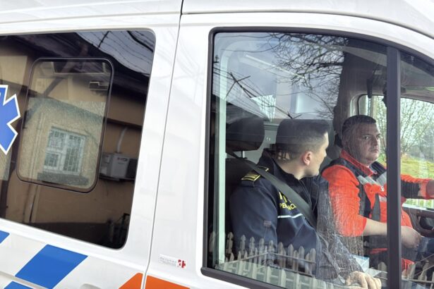 foto video condamnatul psd nicusor constantinescu scos din penitenciar cu ambulanta si dus sub paza la ponderas 69cbf9a873159