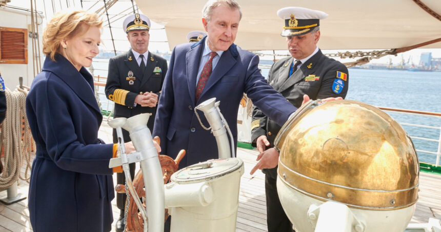 galerie foto majestatea sa margareta custodele coroanei la bordul navei scoala mircea 69cc2649ced4a