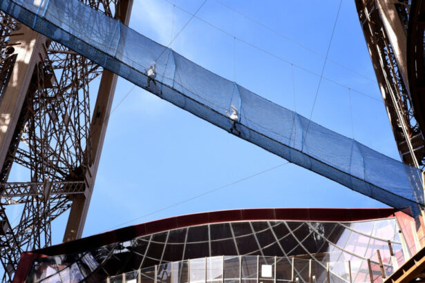 galerie foto turnul eiffel deschide o noua atractie pentru vizitatori un pod suspendat la 60 de metri 69ba67b710d3d
