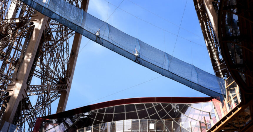 galerie foto turnul eiffel deschide o noua atractie pentru vizitatori un pod suspendat la 60 de metri 69ba67b710d3d