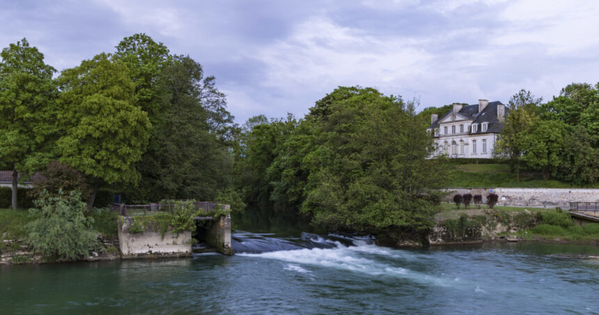 hittler se bate cu zielinski pentru a conduce un mic sat din franta situatie hilara in cursa pentru primaria arcis sur aube 69b91d3b4b74b