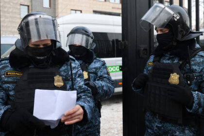 mai multi rusi care au iesit sa protesteze fata de blocarea internetului au fost retinuti si batuti in sectiile de politie 69ca75595f2ff