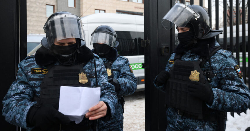 mai multi rusi care au iesit sa protesteze fata de blocarea internetului au fost retinuti si batuti in sectiile de politie 69ca75595f2ff