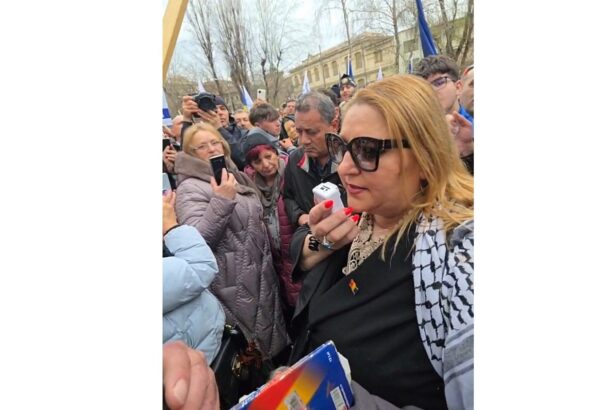 muzica patriotica si zeci de sustinatori sosoaca la parchetul general procurorii vor expertiza psihiatrica pentru ca a negat holocaustul 69ca50ef25960