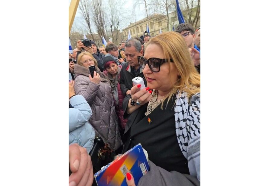 muzica patriotica si zeci de sustinatori sosoaca la parchetul general procurorii vor expertiza psihiatrica pentru ca a negat holocaustul 69ca50ef25960