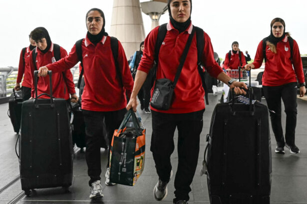 nationala feminina de fotbal a iranului s a intors in tara cate dintre ele au decis pana la urma sa ramana in australia 69bab90516999