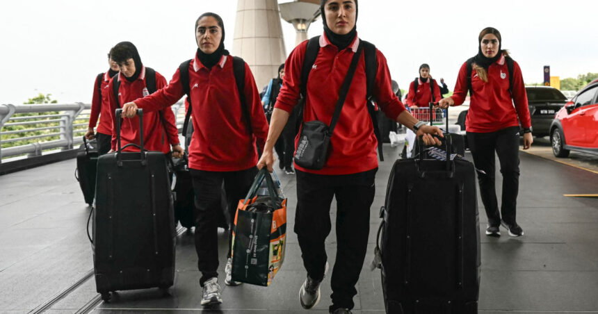 nationala feminina de fotbal a iranului s a intors in tara cate dintre ele au decis pana la urma sa ramana in australia 69bab90516999