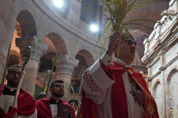 patriarhul latin al ierusalimului impiedicat de politia israeliana sa celebreze duminica floriilor la biserica sfantului mormant 69c916175962e