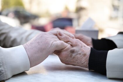 peste 100 de varstnici din constanta primesc zilele acestea premiile aniversare oferite de primarie 69a7ea38209de