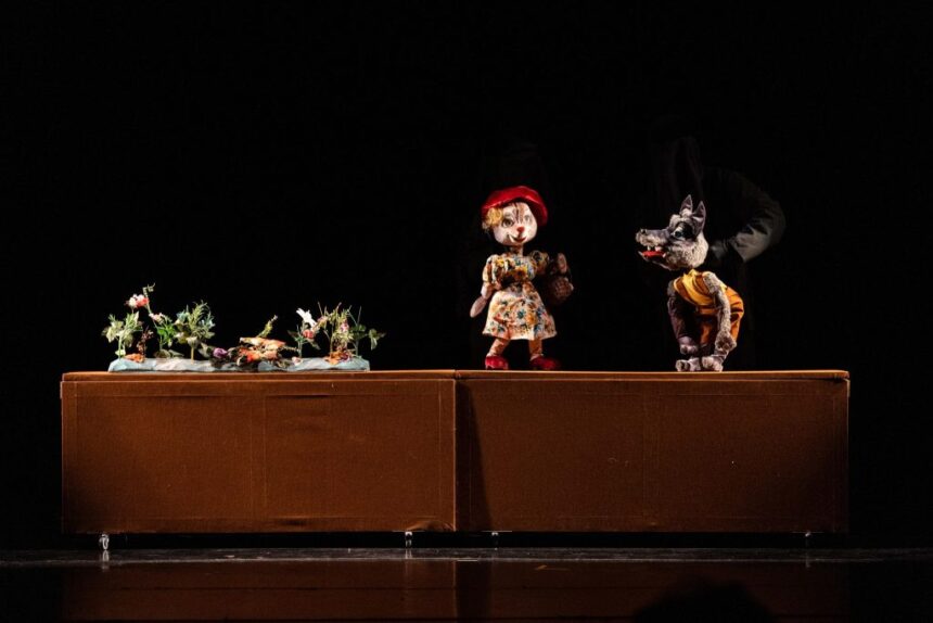 poveste cu scufita rosie teatrul calutul de mare 69bf9070a68ad