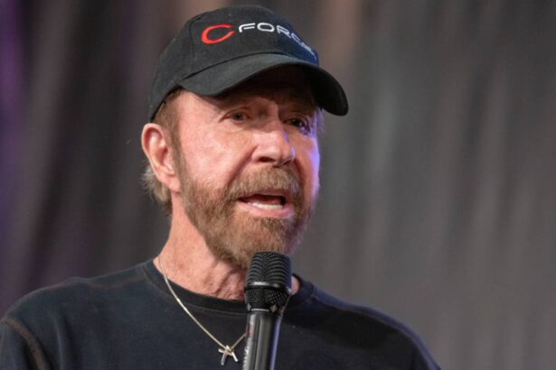 povestea de dragoste dintre chuck norris si gena okellei actorul s a stins din viata la varsta de 86 de ani lasand multa durere in sufletul sotiei 69c3e4afbf22d