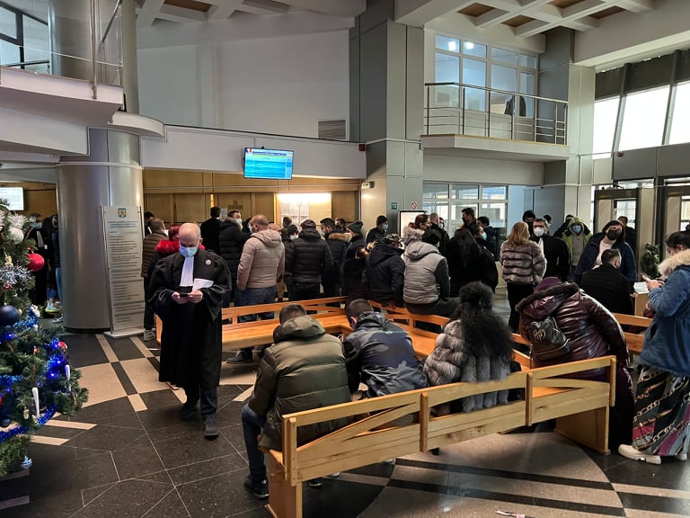 rasturnare de situatie intr un proces civil intre vecini se judeca de ani buni pentru a se stabili care dintre ei este proprietarul unui teren 69a6b61bbe3fd