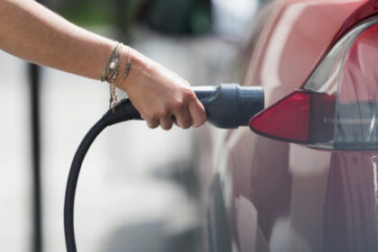 scumpirea petrolului si gazelor impinge europa spre energie verde creste cererea de panouri solare si masini electrice 69cb79874474d