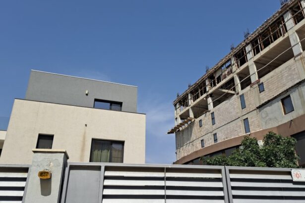 si a construit o terasa in curte fara autorizatie de la primarie iar acum este obligat prin instanta sa o demoleze 69c47223c6651