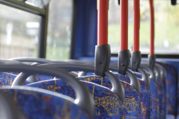 tanar prins de jandarmi cu spray lacrimogen si cutit intr un autobuz din bacau 69c900e1d08a9