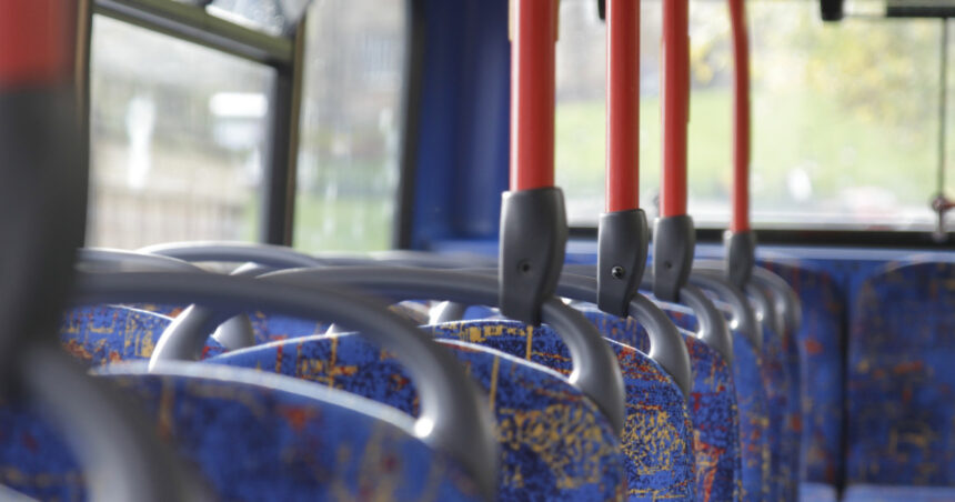 tanar prins de jandarmi cu spray lacrimogen si cutit intr un autobuz din bacau 69c900e1d08a9