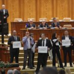 trei deputati ai partidului sos indemnizatie redusa cu 50 pe trei luni pentru scandalul din plen 69c18983b94b0