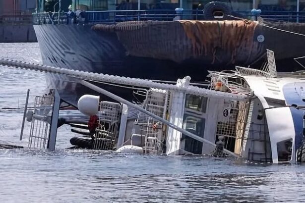 trupul neinsufletit al unui marinar scos din epava remorcherului astana care s a scufundat in portul midia 69bb0ffceed47