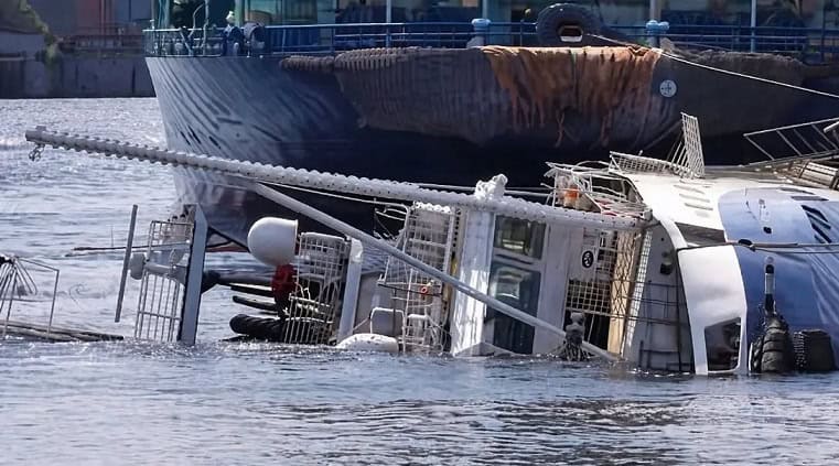 trupul neinsufletit al unui marinar scos din epava remorcherului astana care s a scufundat in portul midia 69bb0ffceed47