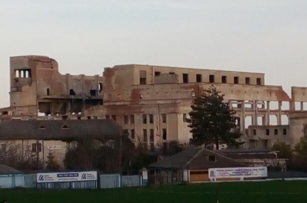 vechea termocentrala de la ovidiu construita in anii 50 a fost pusa la pamant utilajele au daramat scheletul care devenise periculos 69c3af865cb5d