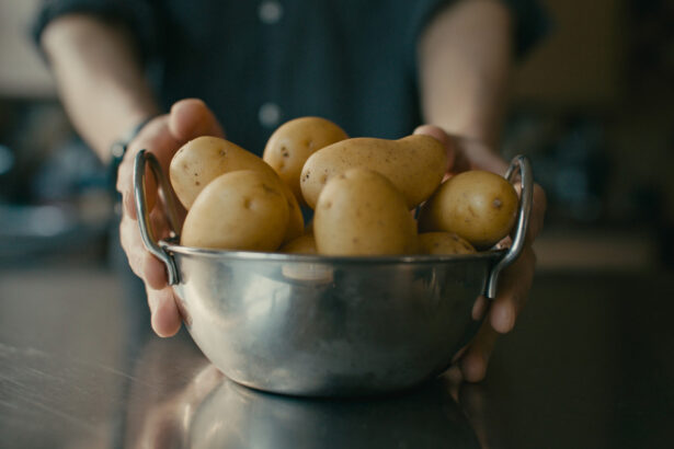 video au aparut primii cartofi noi romanesti in piete si supermarketuri pretul e cu 40 mai mare decat anul trecut cat costa kilogramul 69c22e1f56bce