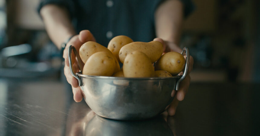 video au aparut primii cartofi noi romanesti in piete si supermarketuri pretul e cu 40 mai mare decat anul trecut cat costa kilogramul 69c22e1f56bce