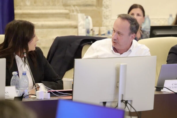 video derapaj in parlament caciu a batut cu pumnul in masa si a strigat la presedinta comisiei de buget vreau raspuns 69b96844159df