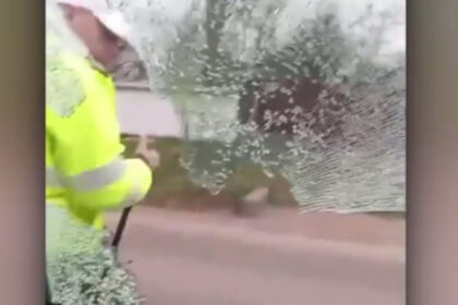 video momentul in care un politist sparge geamul masinii pentru a retine un sofer in botosani 69ca98b2c8780