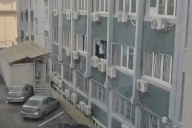 video o politista din valcea a fost surprinsa in timp ce spala geamurile la serviciu conducerea ipj a declansat o ancheta interna 69c114bb242aa