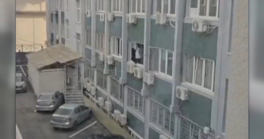 video o politista din valcea a fost surprinsa in timp ce spala geamurile la serviciu conducerea ipj a declansat o ancheta interna 69c114bb242aa