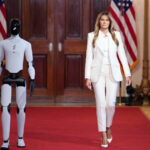 video partenera lui nicusor dan martora la o premiera in sua melania trump a pasit pe covorul rosu alaturi de un robot umanoid 69c427adc90bf