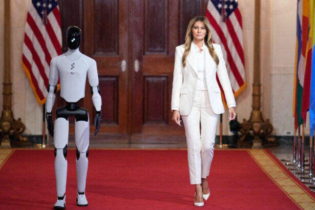 video partenera lui nicusor dan martora la o premiera in sua melania trump a pasit pe covorul rosu alaturi de un robot umanoid 69c427adc90bf