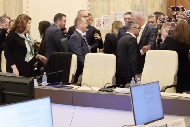 video rasturnam democratia haos la votul ajutoarelor pentru pensionari masura a fost respinsa desi initial trecuse psd a parasit sala 69ba994d51f76