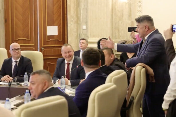 video scandal la dezbaterea bugetului mapn un ales al opozitiei a dat buzna in sedinta miruta a facut armata atacuri intre pnl si psd 69b942fb4df6d