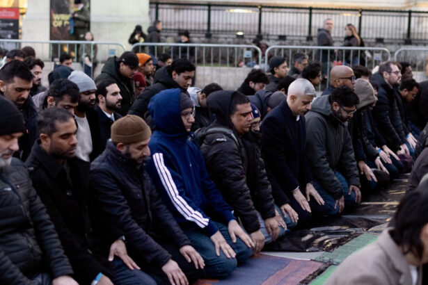 video scandal la londra dupa o rugaciune publica a comunitatii musulmane un act de dominatie 69bd6d09ad3e5