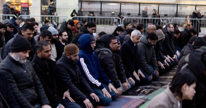 video scandal la londra dupa o rugaciune publica a comunitatii musulmane un act de dominatie 69bd6d09ad3e5