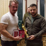 video sean penn a primit in ucraina un oscar simbolic realizat din metalul unui tren bombardat de rusia 69ba6b19a9a40