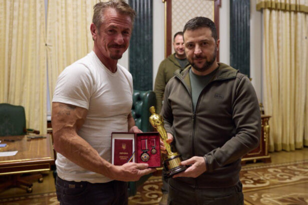 video sean penn a primit in ucraina un oscar simbolic realizat din metalul unui tren bombardat de rusia 69ba6b19a9a40