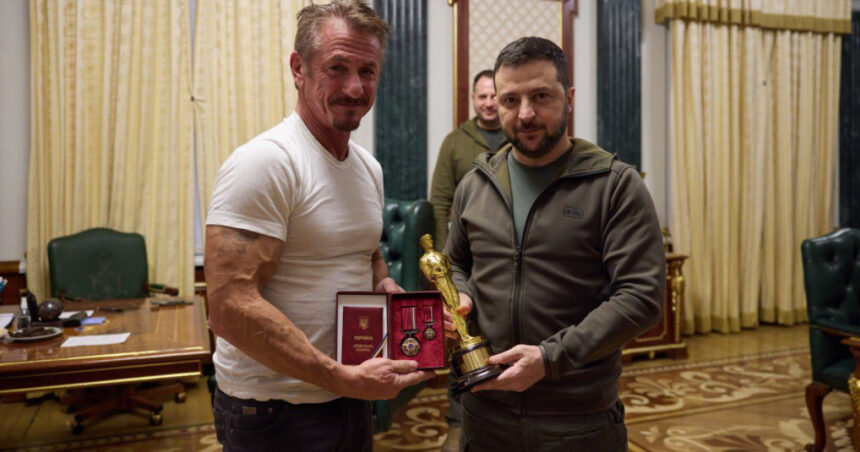 video sean penn a primit in ucraina un oscar simbolic realizat din metalul unui tren bombardat de rusia 69ba6b19a9a40