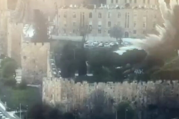 video un proiectil a cazut in orasul vechi din ierusalim in apropierea locurilor sfinte 69bda5454869b