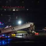 videofoto accident grav pe pista aeroportului laguardia din new york doi morti si doi raniti dupa ce un avion a lovit un vehicul presa 69c0ea1b3a320