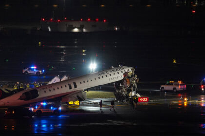 videofoto accident grav pe pista aeroportului laguardia din new york doi morti si doi raniti dupa ce un avion a lovit un vehicul presa 69c0ea1b3a320