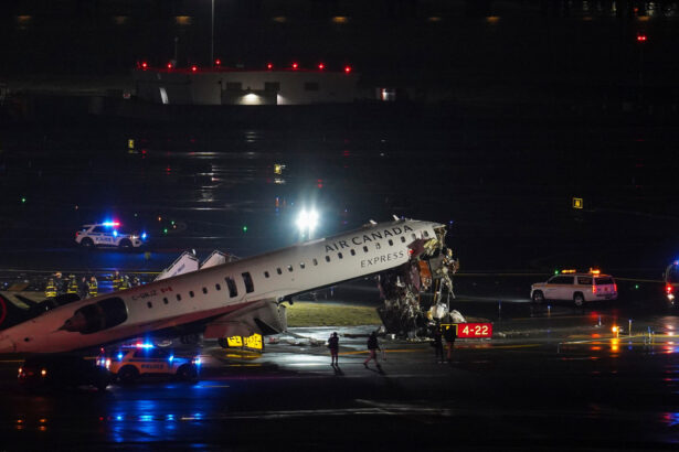 videofoto accident grav pe pista aeroportului laguardia din new york doi morti si doi raniti dupa ce un avion a lovit un vehicul presa 69c0ea1b3a320