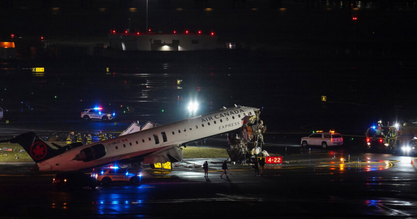 videofoto accident grav pe pista aeroportului laguardia din new york doi morti si doi raniti dupa ce un avion a lovit un vehicul presa 69c0ea1b3a320