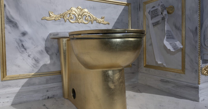 videofoto o toaleta aurie in apropierea memorialului lincoln ca ironie la adresa renovarilor ordonate de donald trump la casa alba 69cb6f38a0651