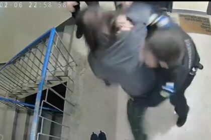 a fost arestat un lacatus cfr scandal cu toporul pe scara blocului pentru ca nu reusea sa faca sex 69eaa6af6c5e3