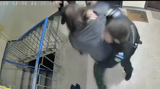 a fost arestat un lacatus cfr scandal cu toporul pe scara blocului pentru ca nu reusea sa faca sex 69eaa6af6c5e3