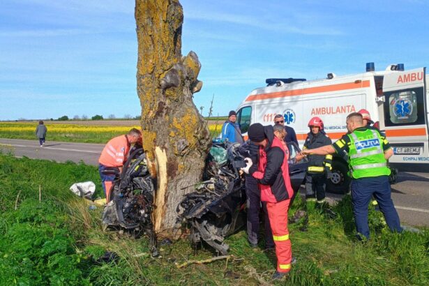 accident rutier grav in amzacea o masina s a incolacit pe copac a intervenit elicopterul smurd 69f1200a379eb